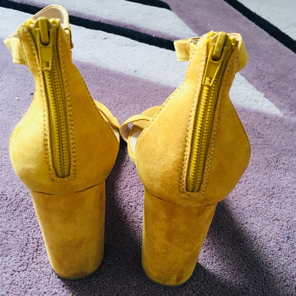 Yellow sandals - Picture 2 of 3